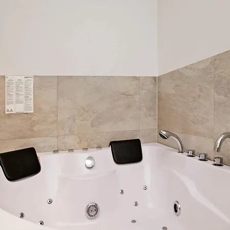 12 Person In アパート