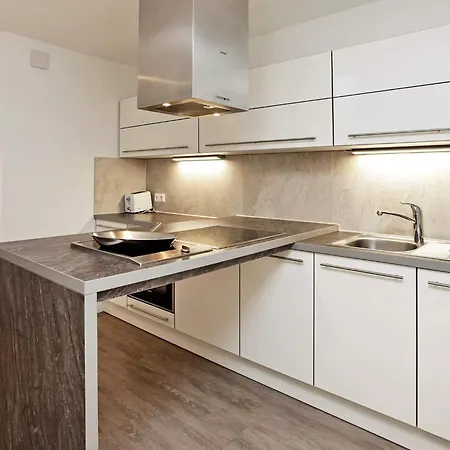 12 Person In アパート