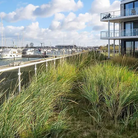 アパート 12 Person In